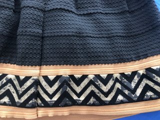 Falda negra con detalle zig-zag