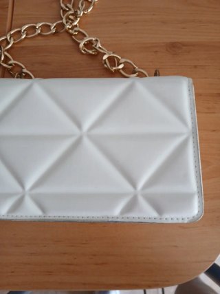 Bolso blanco con cadena dorada
