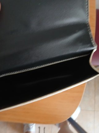 Bolso blanco con cadena dorada