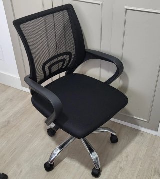 Silla de oficina negra.