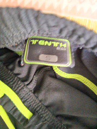 Mallas de running negras con detalles verdes