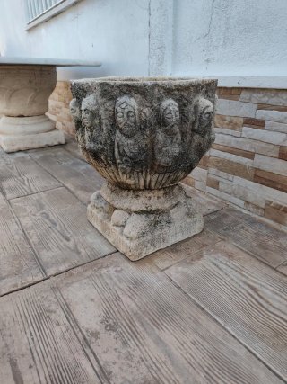 Macetero antiguo de piedra con capitel
