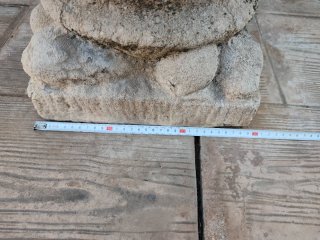 Macetero antiguo de piedra con capitel