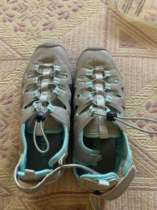 Sandalias deportivas grises y turquesa