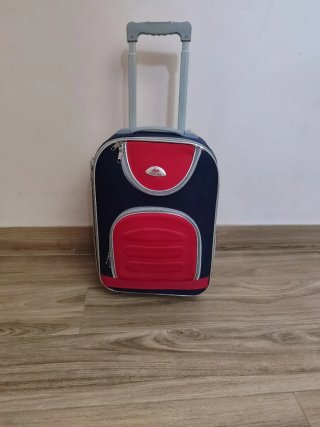 Maleta de viaje azul y roja con ruedas