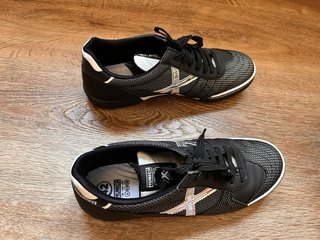 Zapatillas Munich Hombre Negras y Plateadas