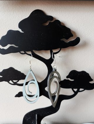 Pendientes de madera con diseño espiral