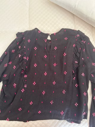 Blusa Noon Negra con Estampado Rosa