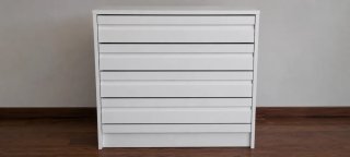 Cómoda blanca de madera