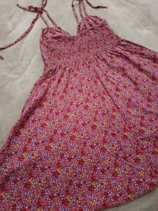 Vestido floral rosa con tirantes de algodón.