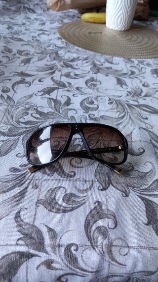 Gafas de sol negras y marrones