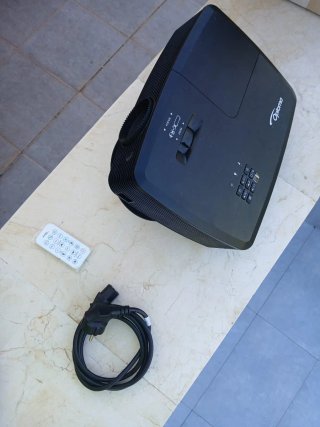 Proyector Optoma Negro.