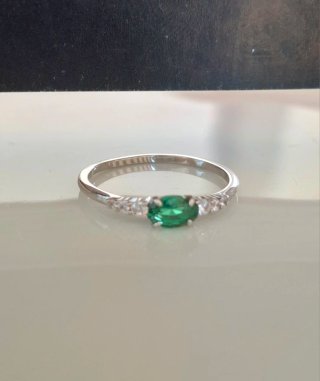 Anillo Plata con gema Verde esmeralda.