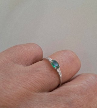 Anillo Plata con gema Verde esmeralda.