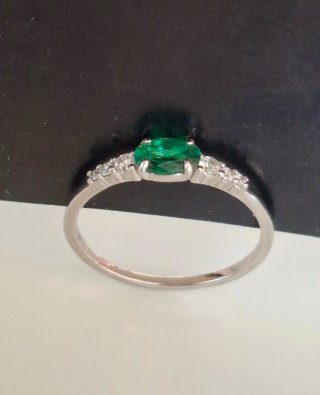 Anillo Plata con gema Verde esmeralda.