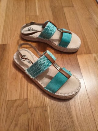 Sandalias plana turquesa y marrón