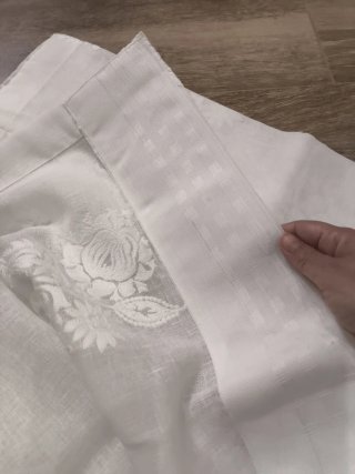 Visillo blanco con bordado floral