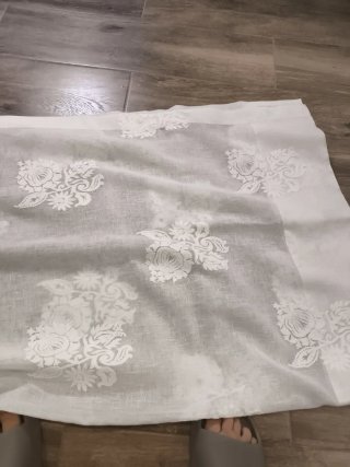 Visillo blanco con bordado floral