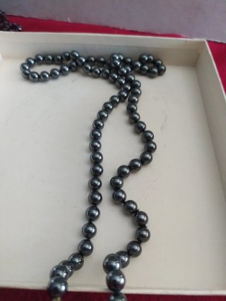 Collana perle nere con chiusura dorata