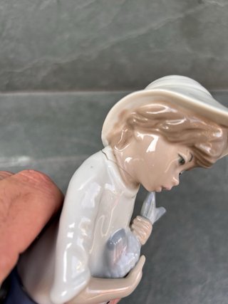 Figura porcelana niño con pez