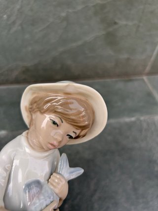 Figura porcelana niño con pez