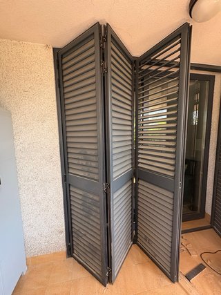Cuatro puertas de aluminio