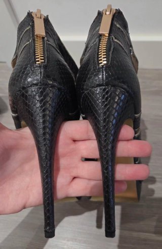 ZAPATOS DE TACÓN NEGRO Y DORADOS