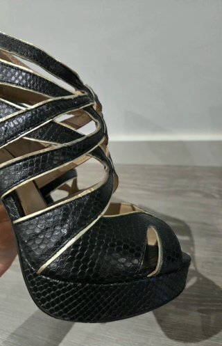 ZAPATOS DE TACÓN NEGRO Y DORADOS