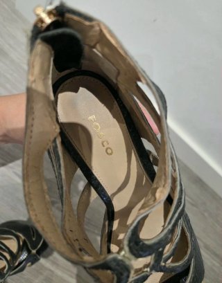 ZAPATOS DE TACÓN NEGRO Y DORADOS