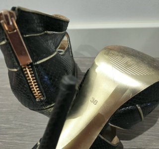 ZAPATOS DE TACÓN NEGRO Y DORADOS