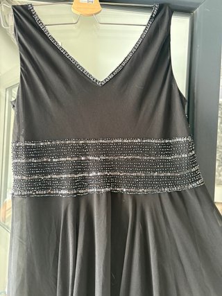 Vestido negro talla 46 con pedrería plateada
