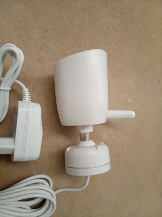 Cámara de vigilancia blanca con adaptador