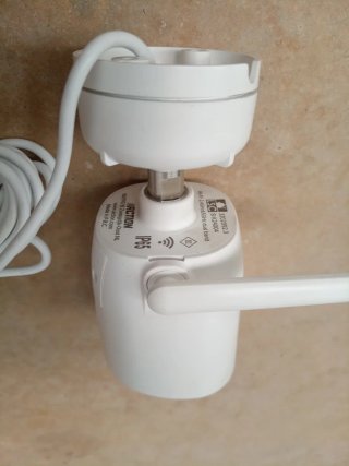 Cámara de vigilancia blanca con adaptador