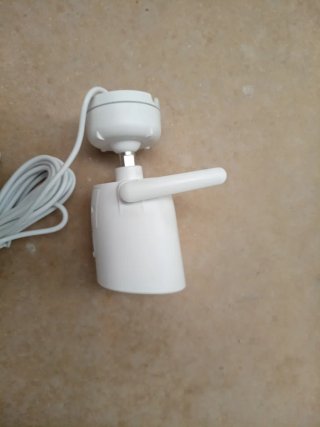 Cámara de vigilancia blanca con adaptador