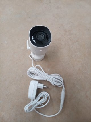 Cámara de vigilancia blanca con adaptador