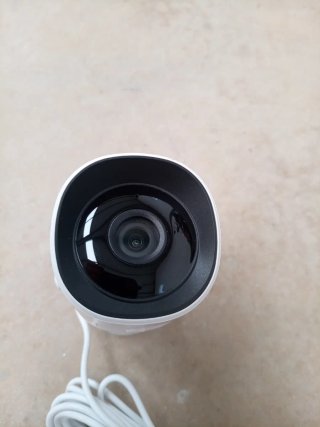 Cámara de vigilancia blanca con adaptador