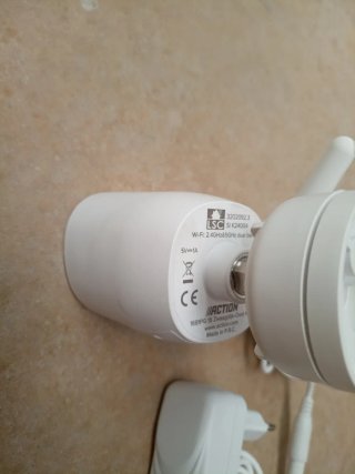 Cámara de vigilancia blanca con adaptador
