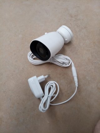 Cámara de vigilancia blanca con adaptador