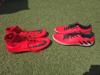 Botas de fútbol rojas