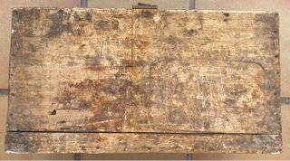 Caja de madera antigua con asa y cierre