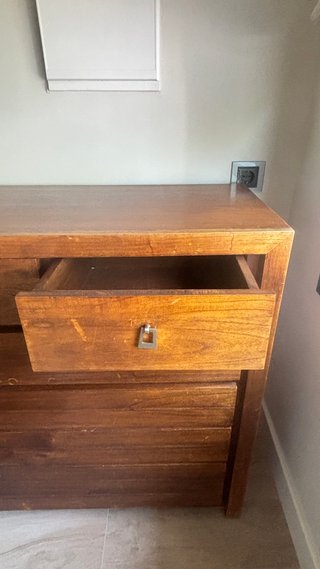 Cómoda de madera envejecida
