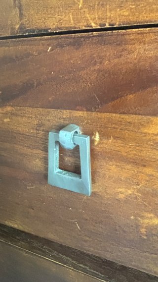 Cómoda de madera envejecida