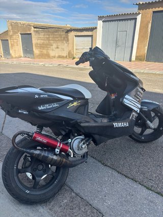 Yamaha Aerox Negra y Blanca