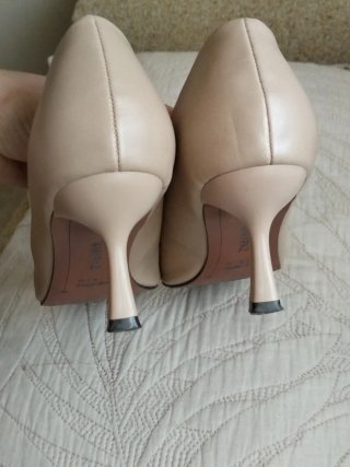 Zapatos de salón beige y dorados