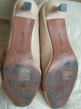 Zapatos de salón beige y dorados