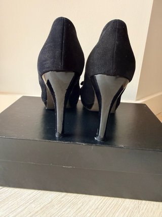 Zapatos de tacón ante negro lazo charol