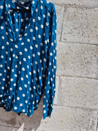 Camisa azul con lunares blancos
