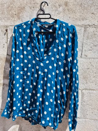 Camisa azul con lunares blancos