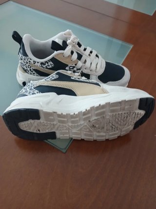 Zapatillas Puma Mujer Beige y Negro