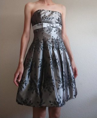 Vestido de fiesta plateado con flores